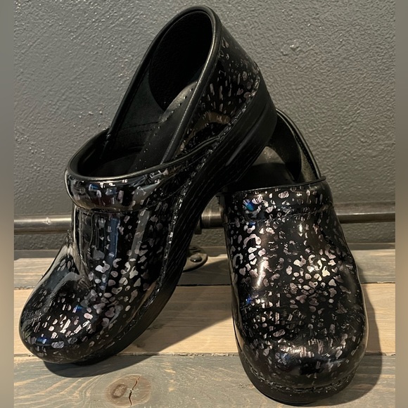 🔥 DANSKO | Patent Cheetah print clogs size 39 - Picture 1 of 8